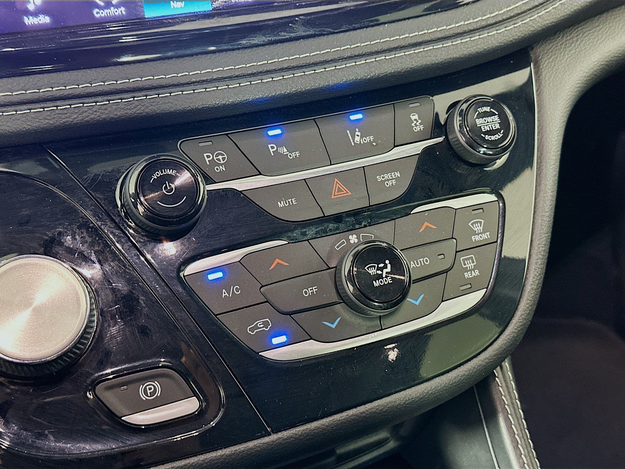 Used 2022 Chrysler Pacifica Limited w/ Uconnect Theater Family Group FWD image 24