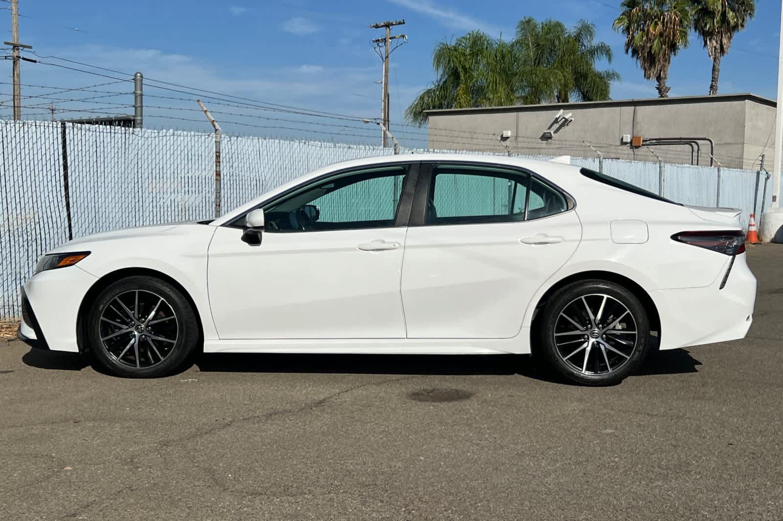 Used 2021 Toyota Camry SE FWD image 2