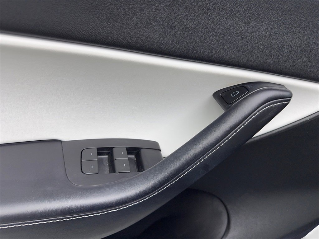 Used 2022 Tesla Model Y Long Range image 31