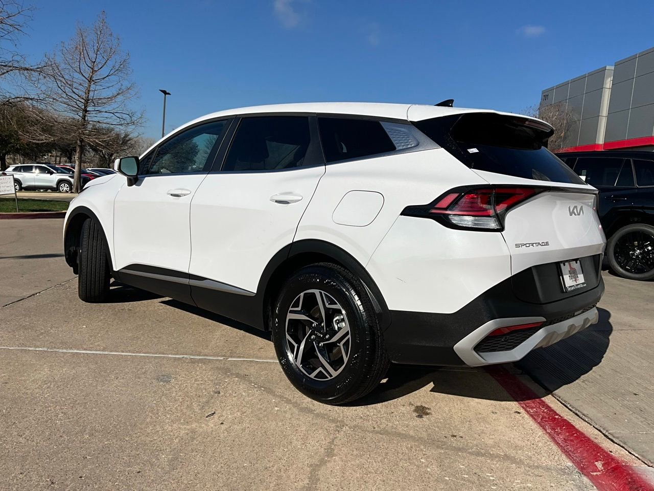 Used 2025 Kia Sportage LX image 8