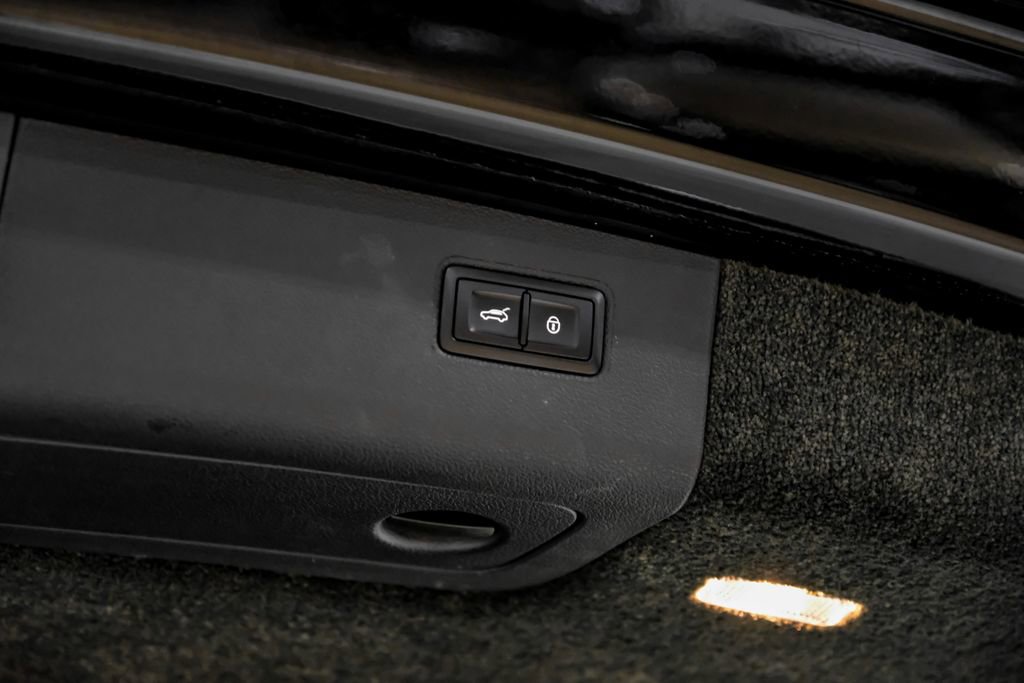 Used 2019 Bentley Bentayga image 48