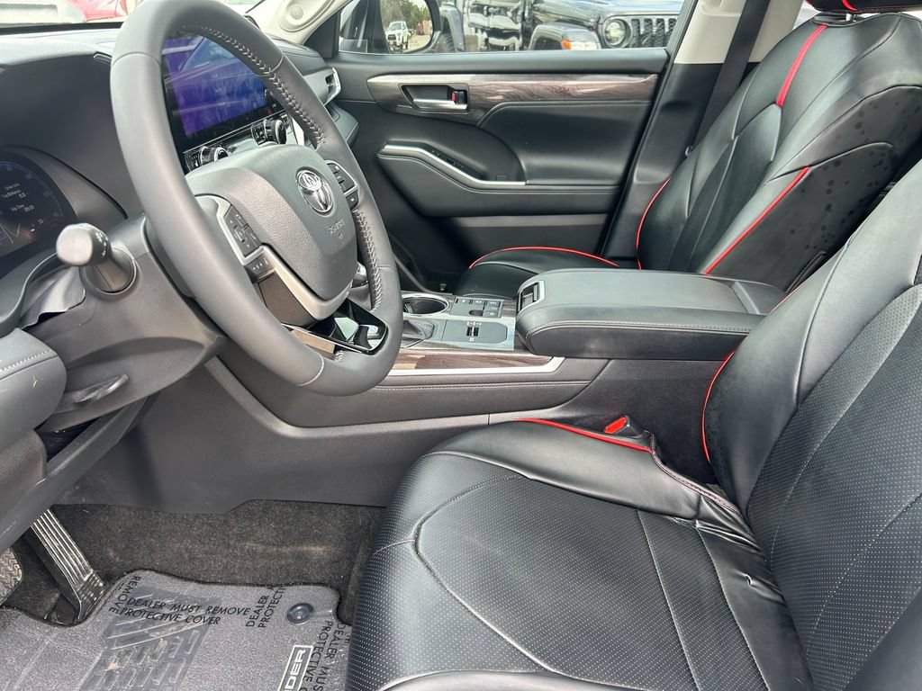Certified 2025 Toyota Highlander Platinum AWD/4WD image 11