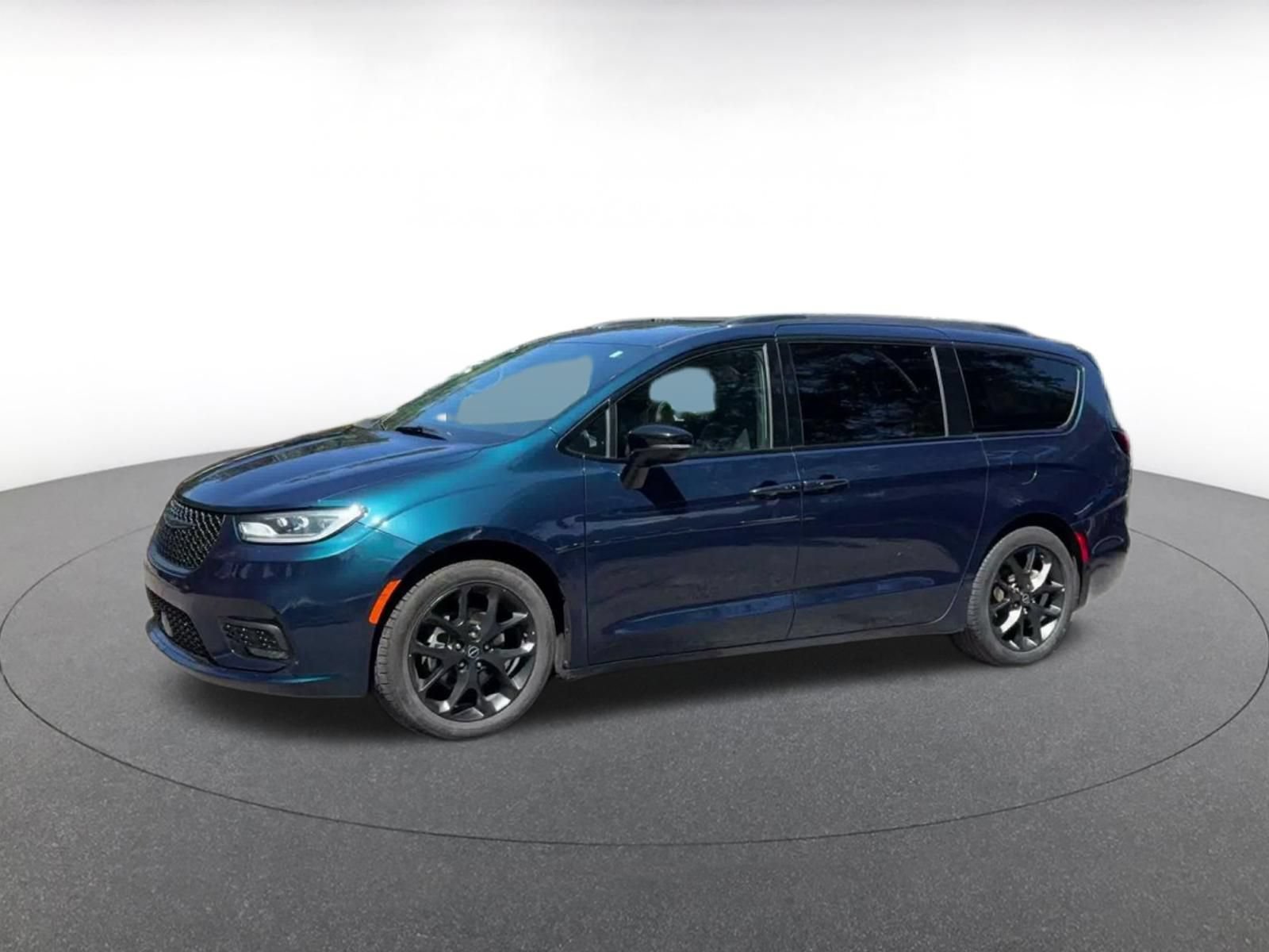 Used 2025 Chrysler Pacifica Limited FWD image 7