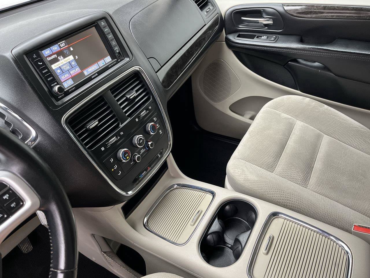 Used 2016 Dodge Grand Caravan SXT w/ UConnect Hands-Free Group FWD image 16