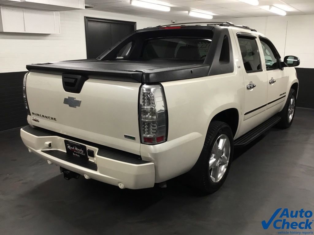 Used 2011 Chevrolet Avalanche LTZ image 11