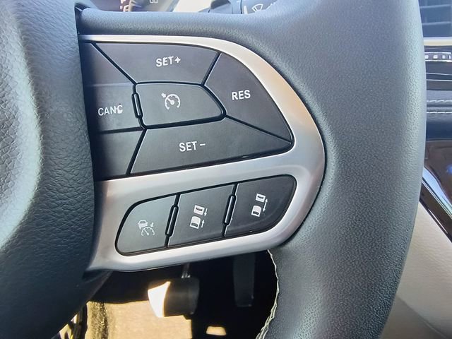 Used 2023 Chrysler Pacifica Touring-L image 26