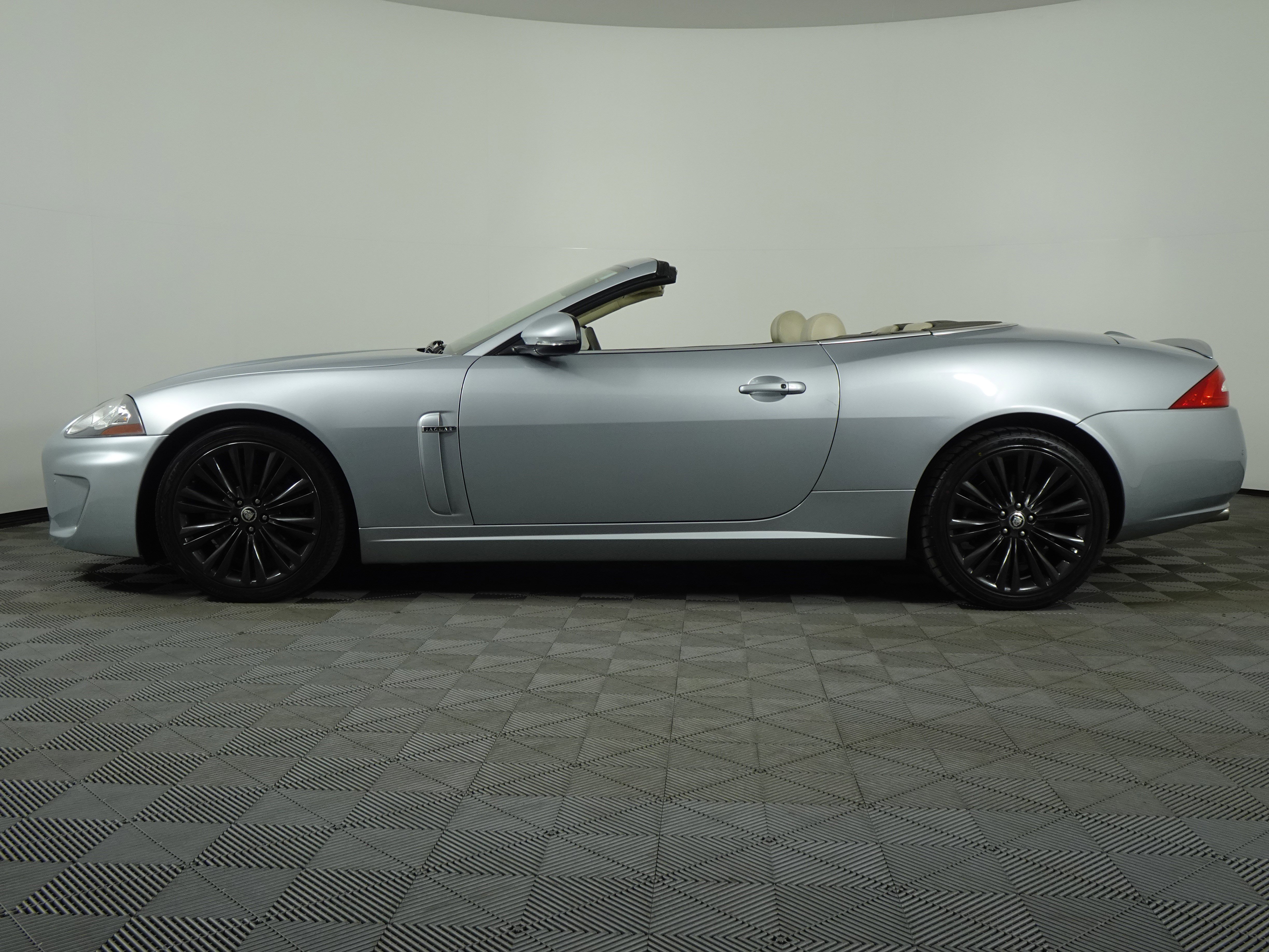 Used 2010 Jaguar XK Convertible image 42
