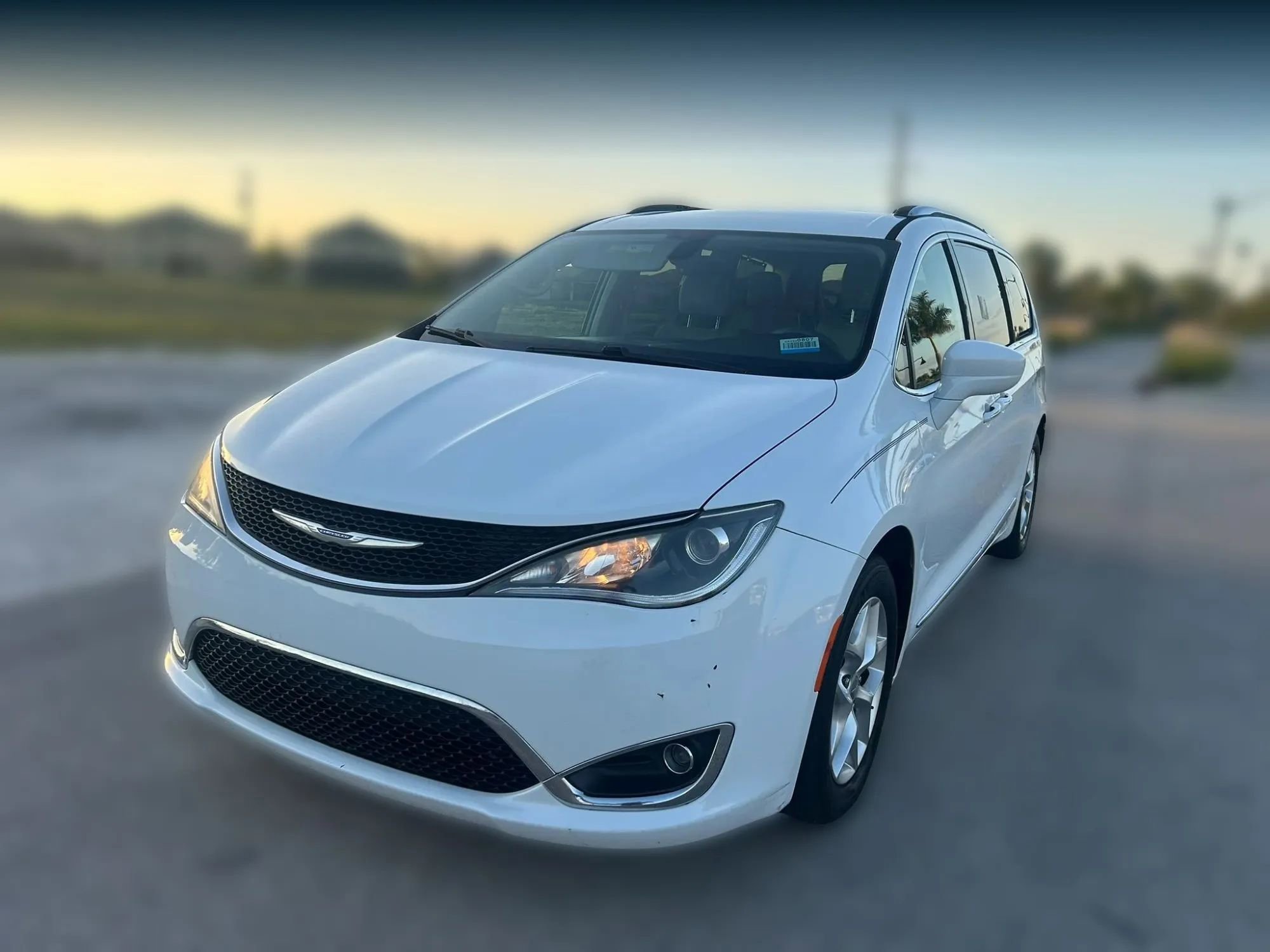 Used 2018 Chrysler Pacifica Touring-L Plus w/ Tire & Wheel Group FWD image 8
