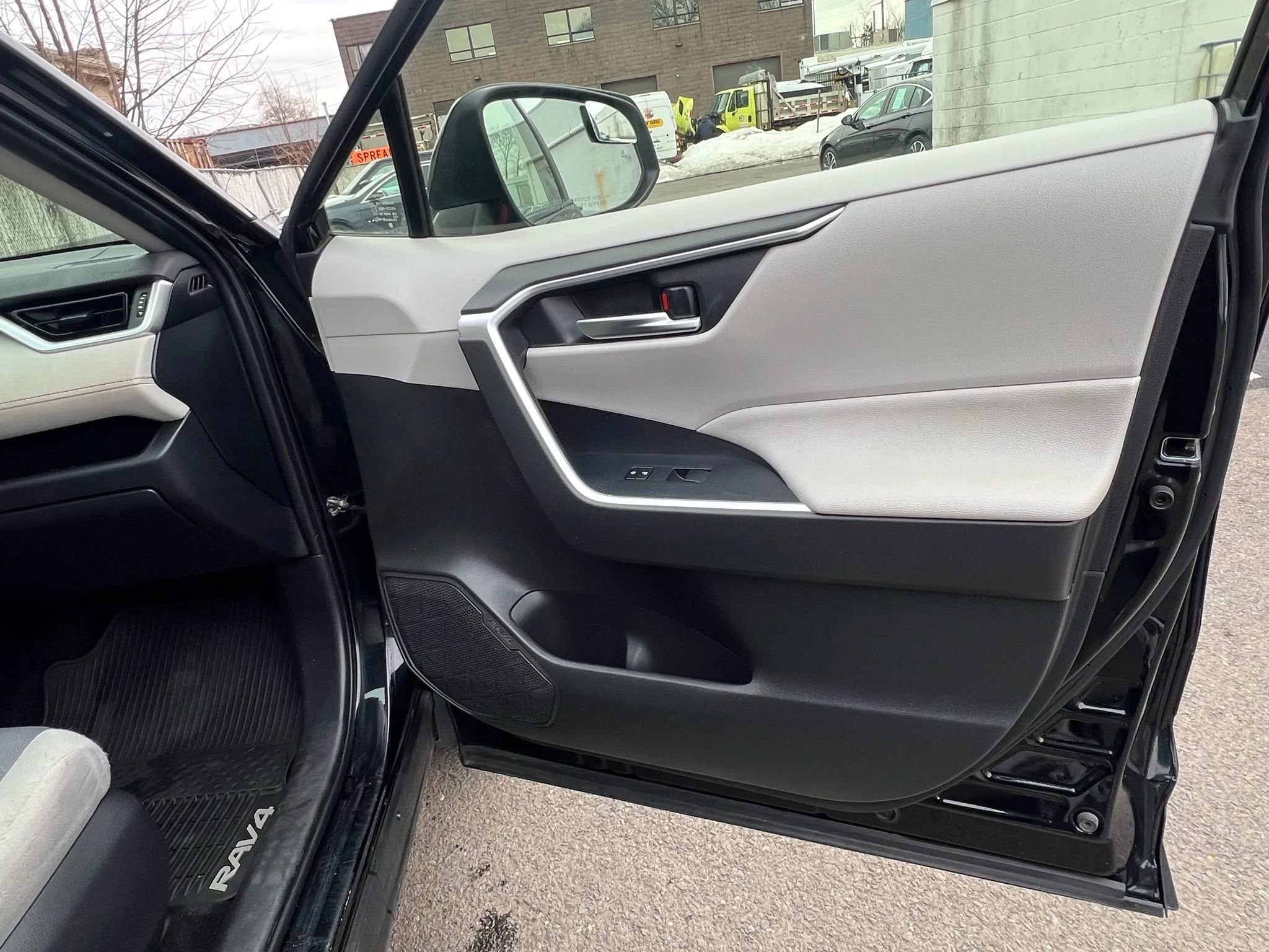 Used 2020 Toyota RAV4 XLE w/ XLE Grade Weather Package image 28