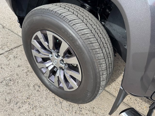 Used 2021 Toyota Tacoma Limited image 27