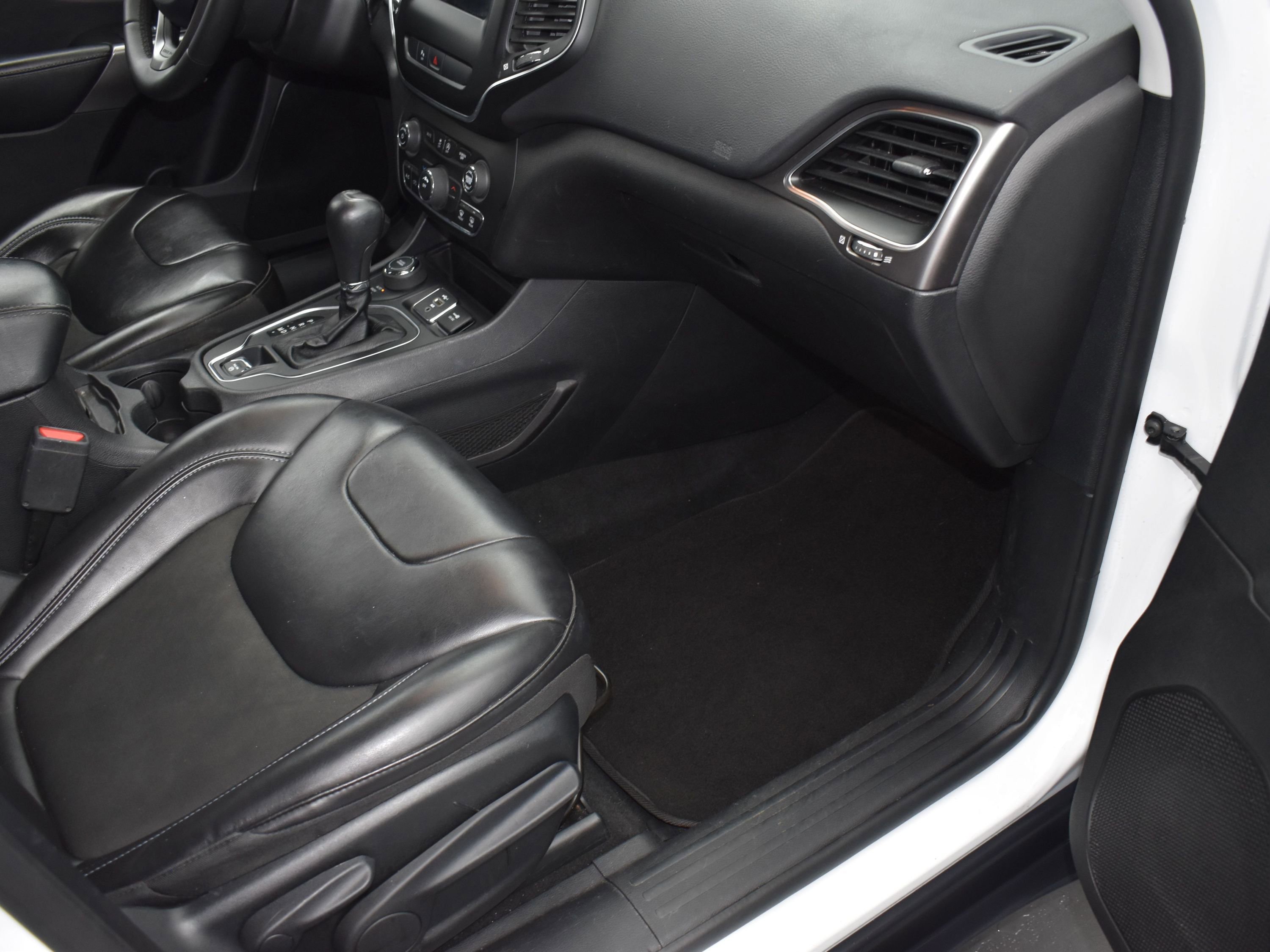 Used 2020 Jeep Cherokee Latitude Plus image 11