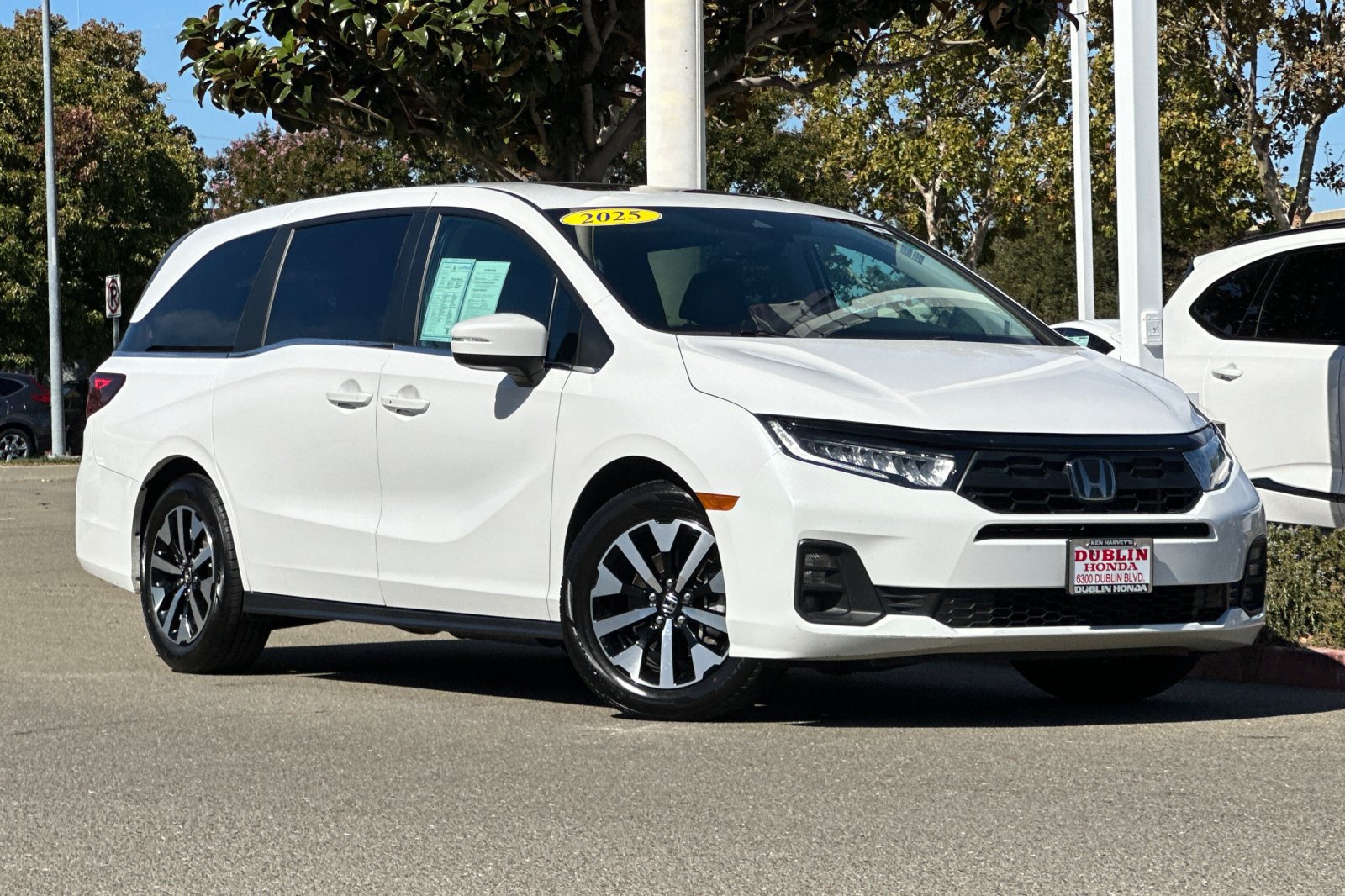 Certified 2025 Honda Odyssey EX-L image 2