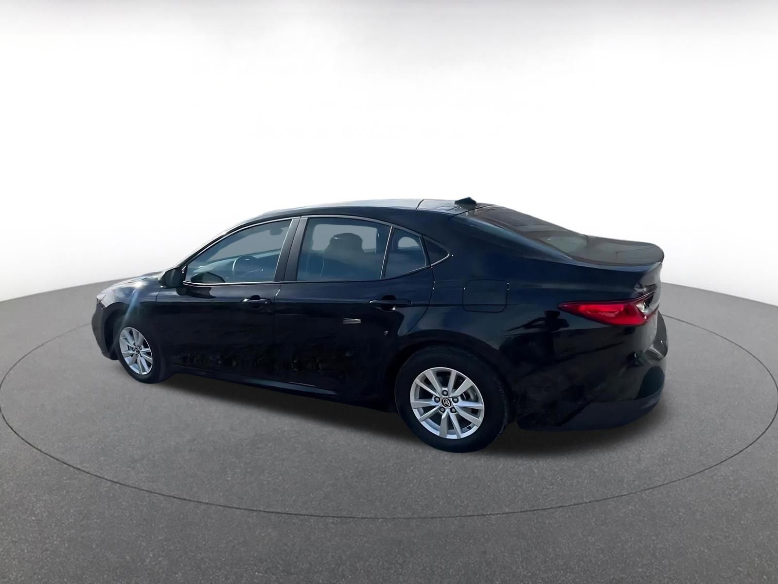 Used 2025 Toyota Camry LE image 10