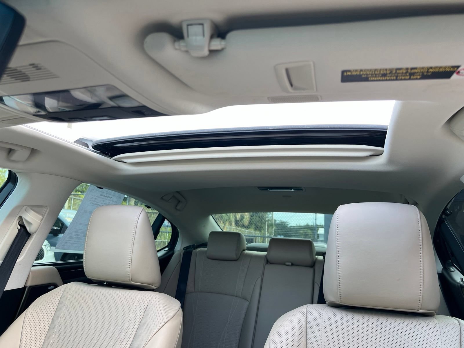 Used 2019 Lexus ES 300h Ultra Luxury w/ Accessory Package 2 FWD image 39