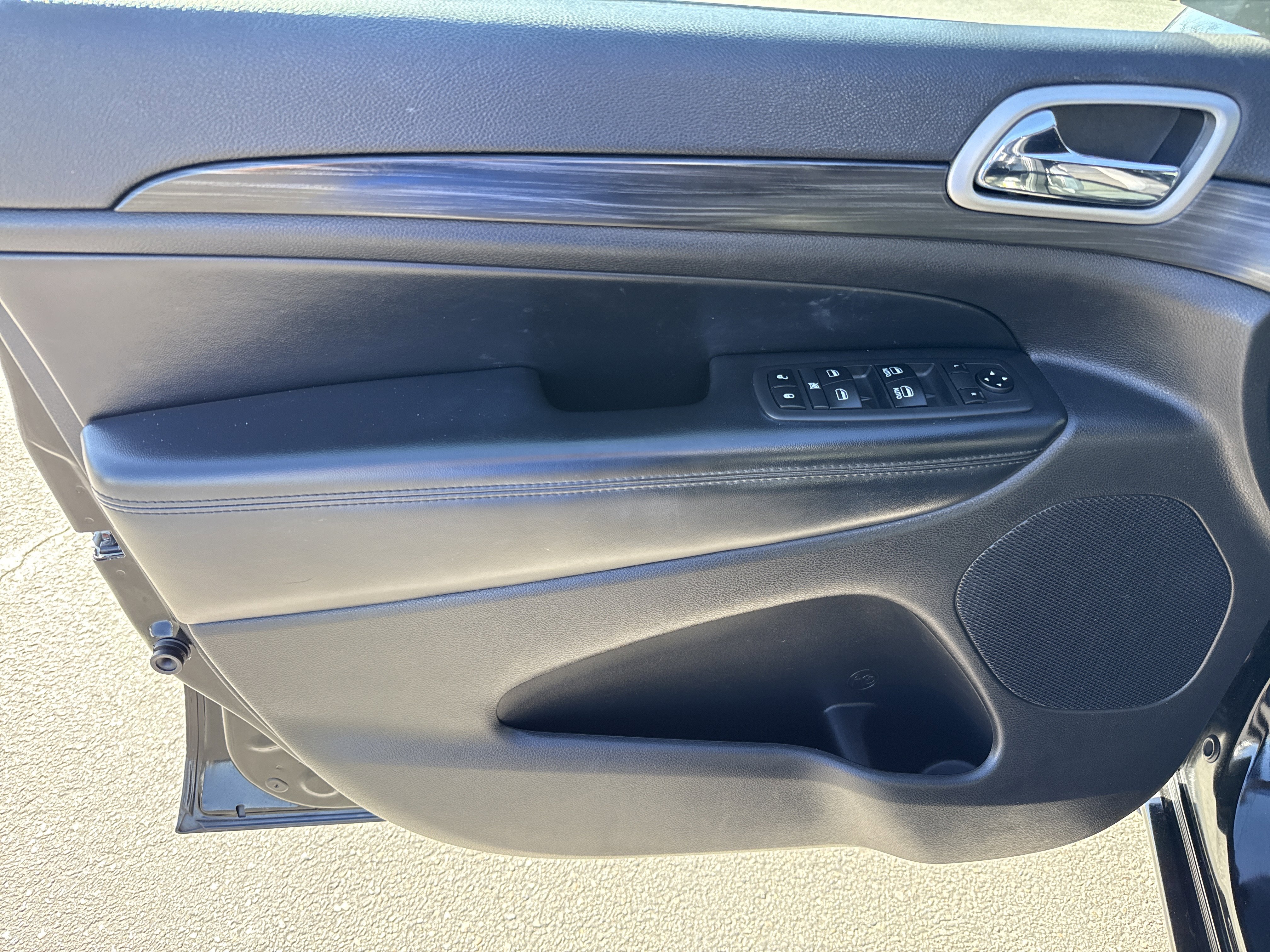 Used 2019 Jeep Grand Cherokee Altitude image 15