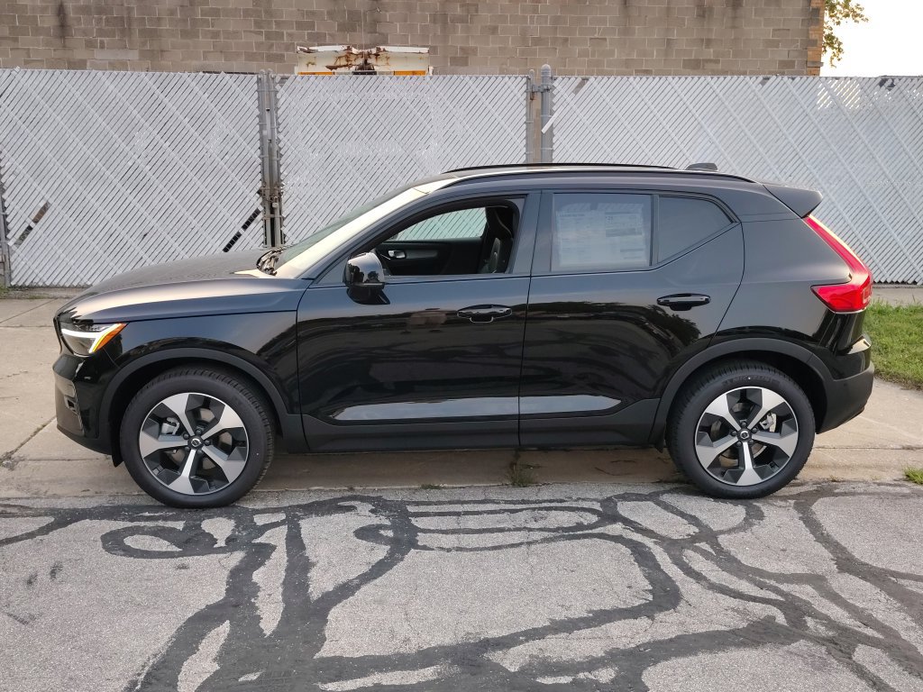New 2026 Volvo XC40 B5 Plus w/ Protection Package Premier AWD/4WD image 7