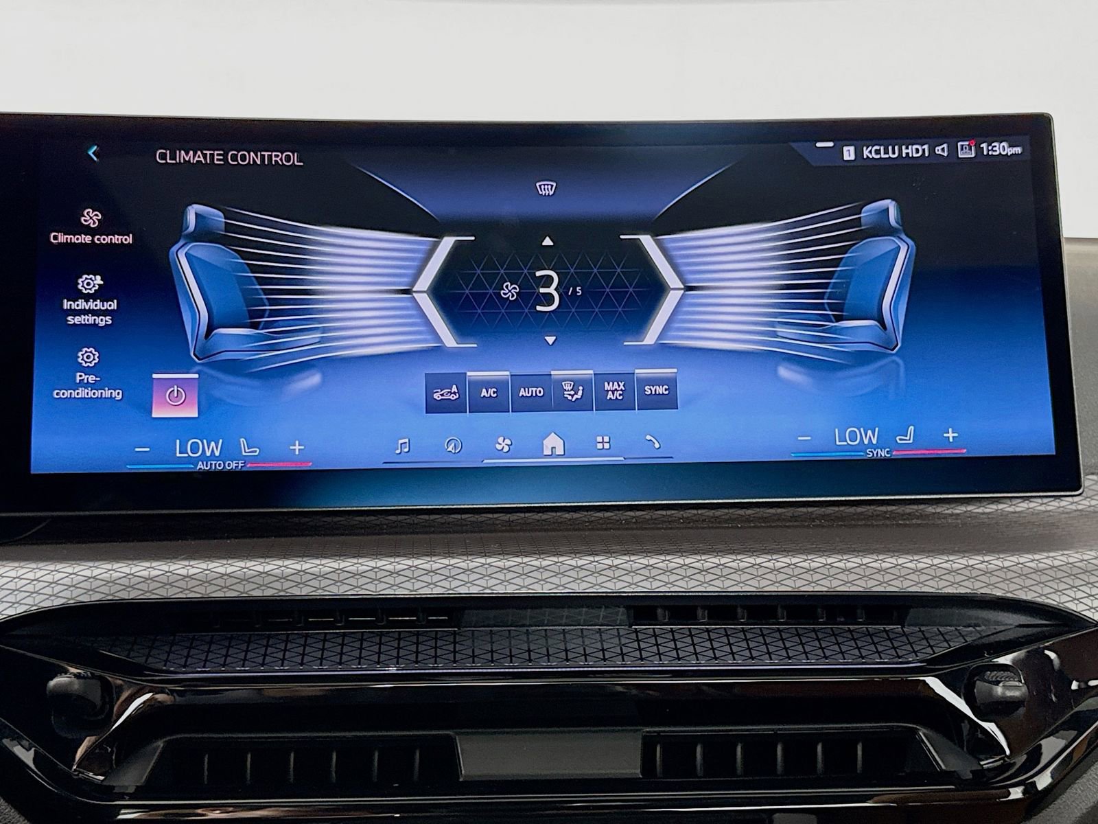 Used 2025 BMW 230i Coupe w/ M Sport Package image 16