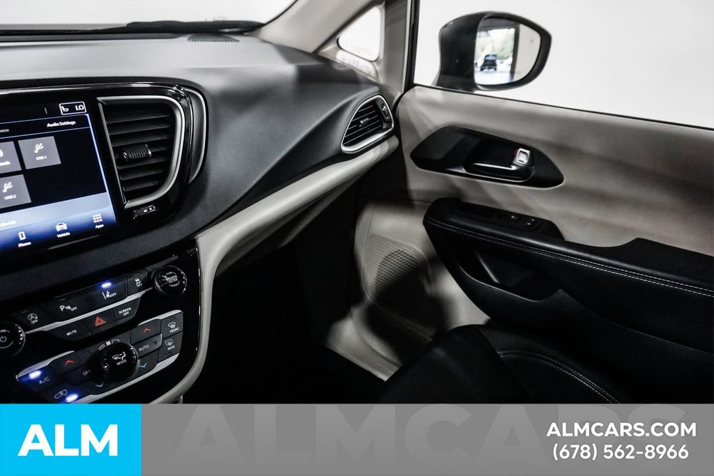 Used 2023 Chrysler Pacifica Touring-L FWD image 37