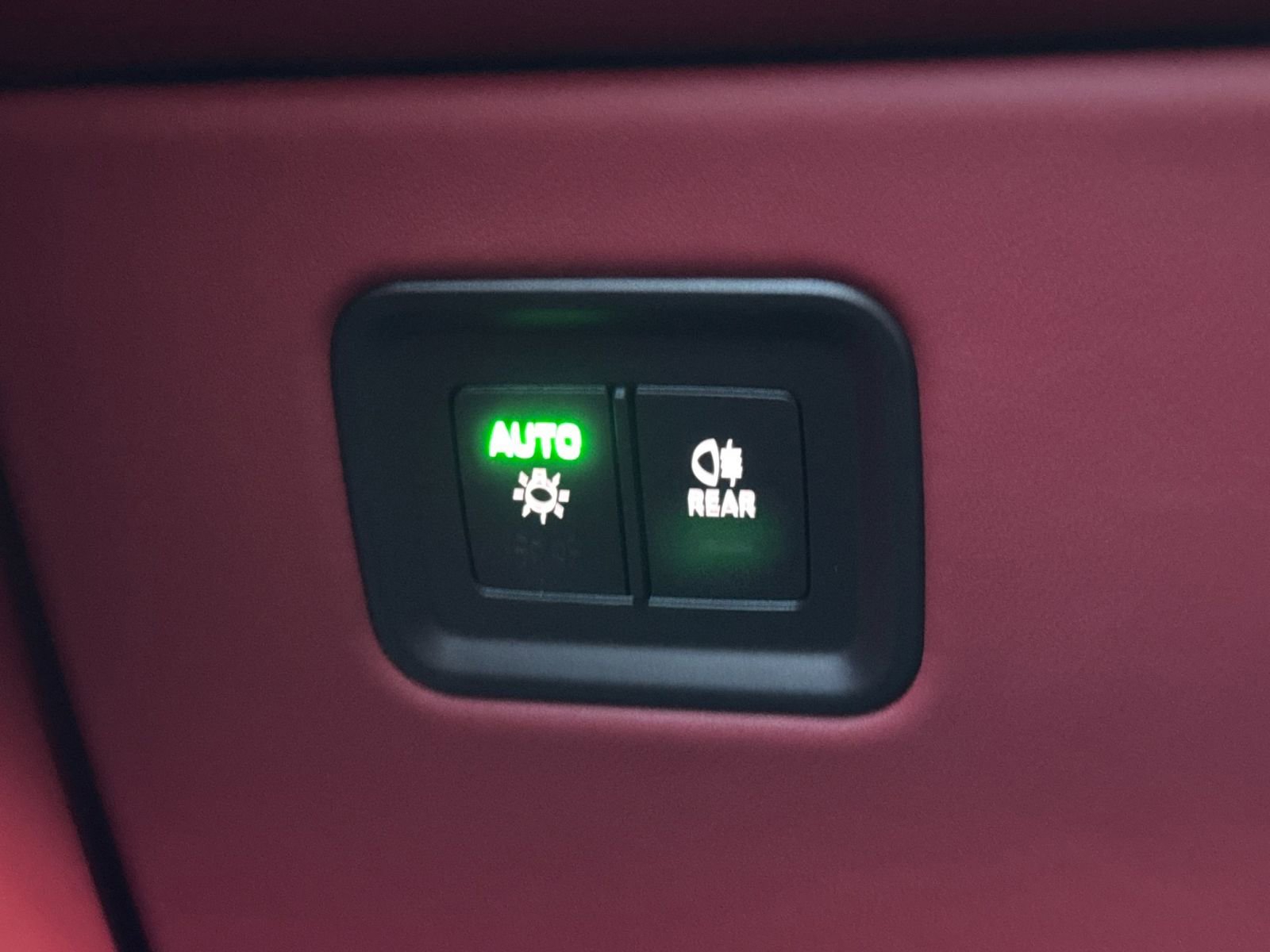 Certified 2025 Porsche Macan Electric image 33