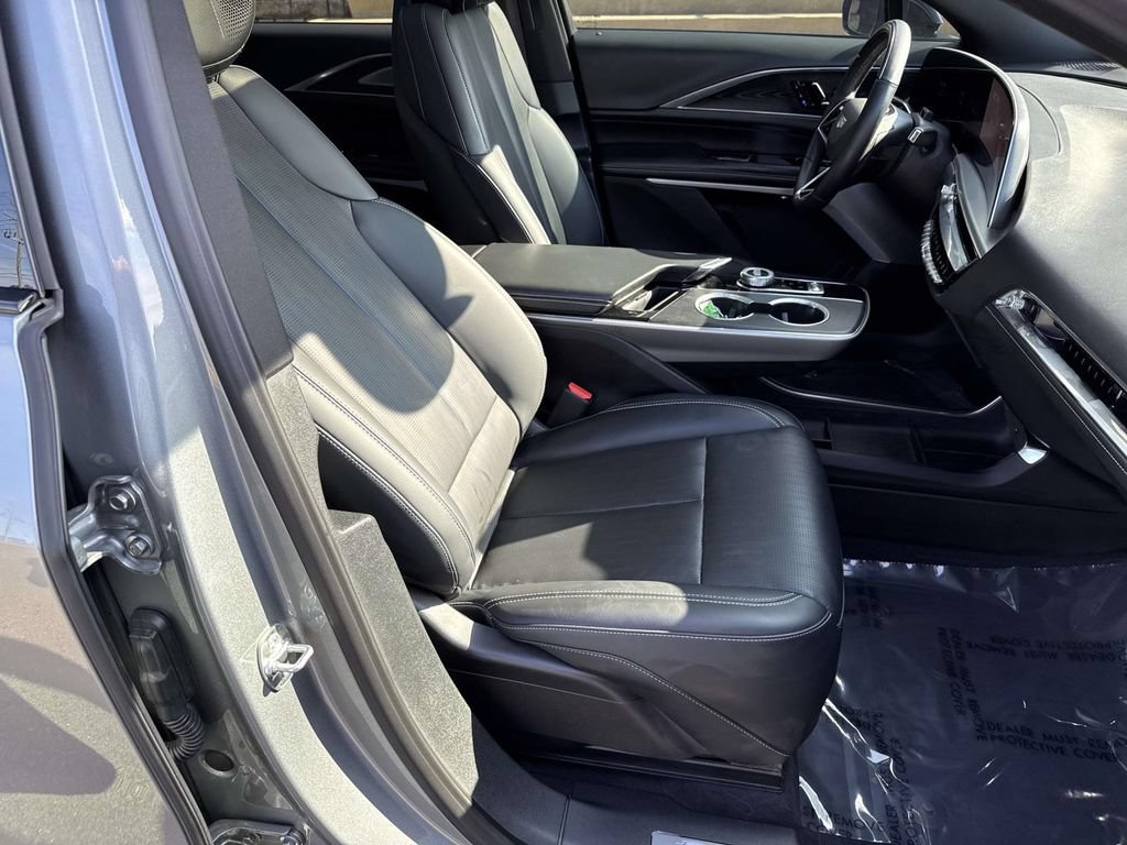 Used 2024 Cadillac Lyriq Luxury AWD/4WD image 7