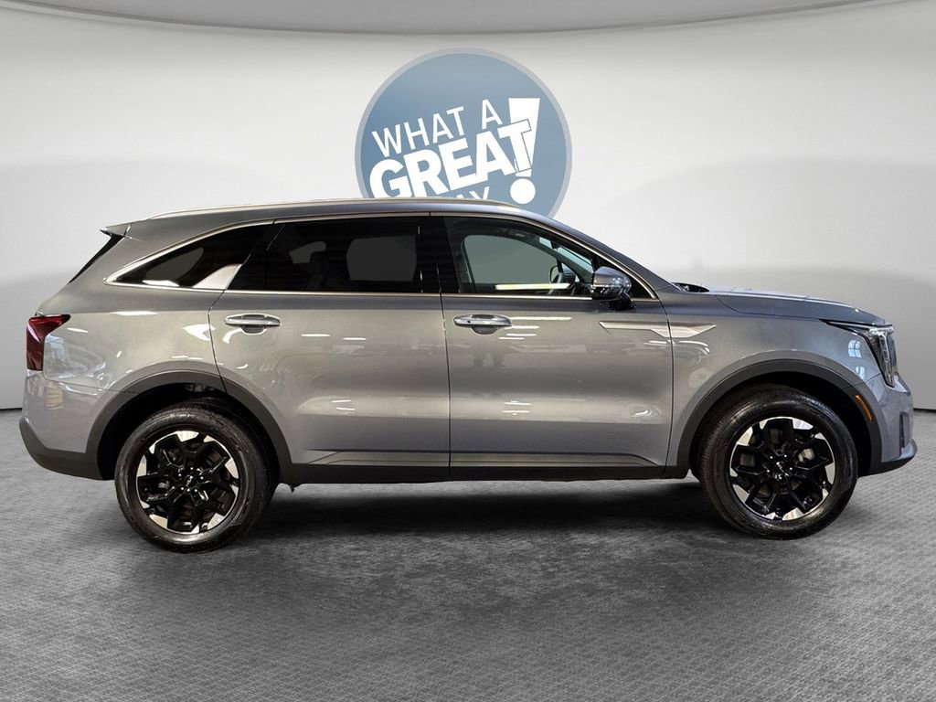Certified 2025 Kia Sorento S image 2