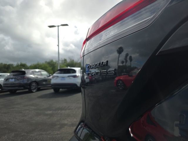 Used 2022 Toyota Corolla Cross XLE w/ Convenience Package image 11