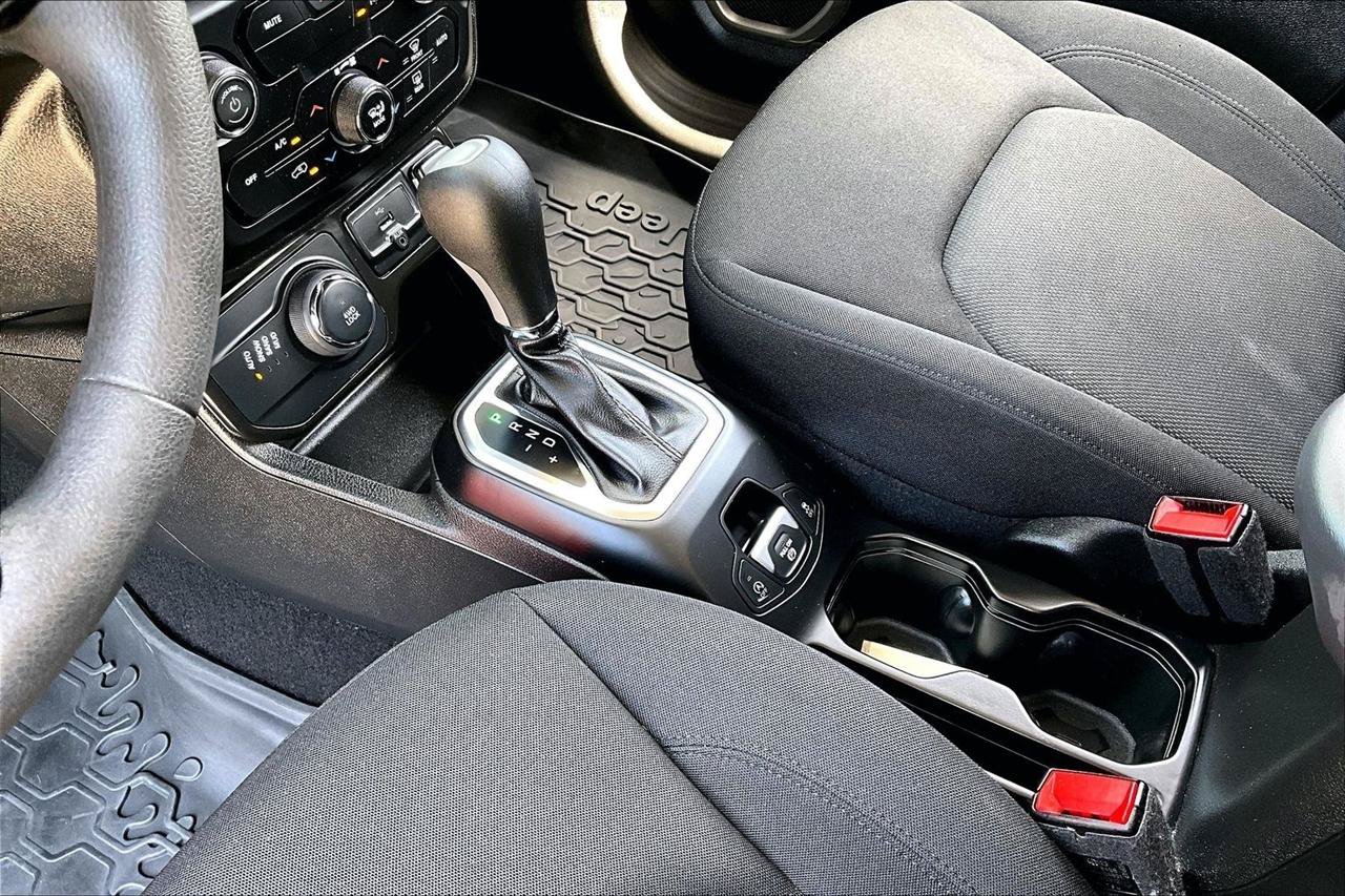 Used 2023 Jeep Renegade Latitude AWD/4WD image 19