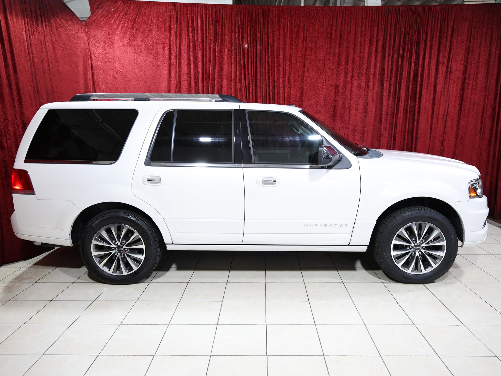 Used 2017 Lincoln Navigator Select image 8