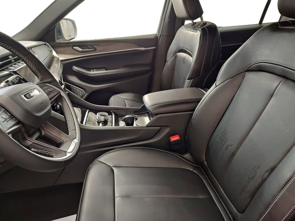 New 2025 Jeep Grand Cherokee L Limited w/ Black Appearance Package AWD/4WD image 9