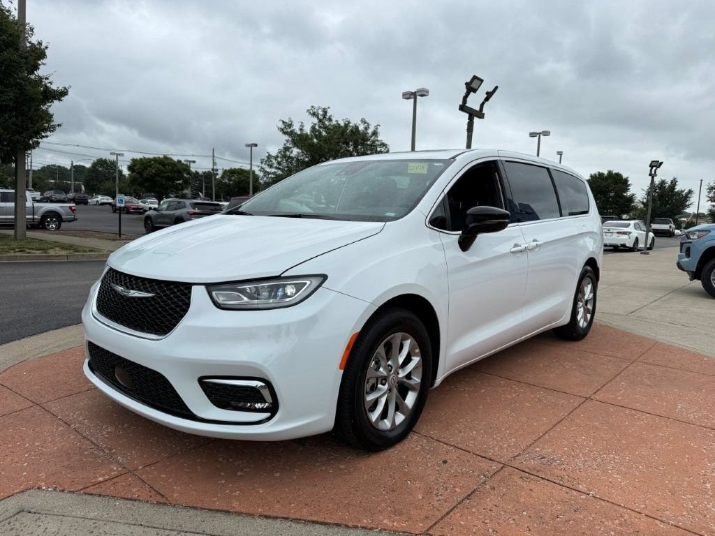 Used 2026 Chrysler Pacifica Limited FWD image 3