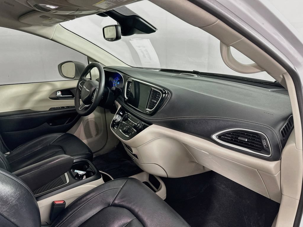 Certified 2022 Chrysler Pacifica Touring-L FWD image 36