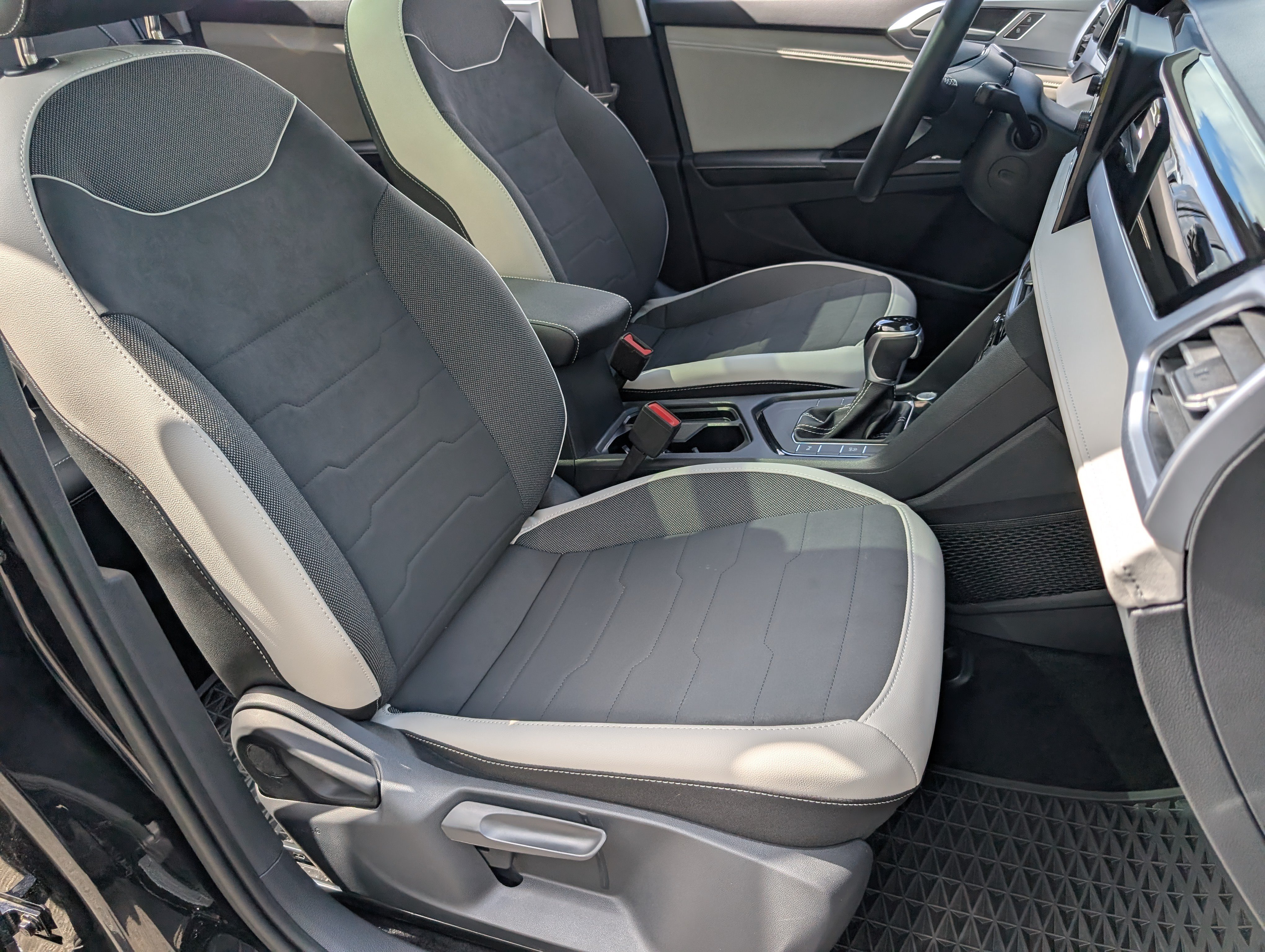 Used 2025 Volkswagen Taos SE w/ Panoramic Sunroof Package FWD image 21