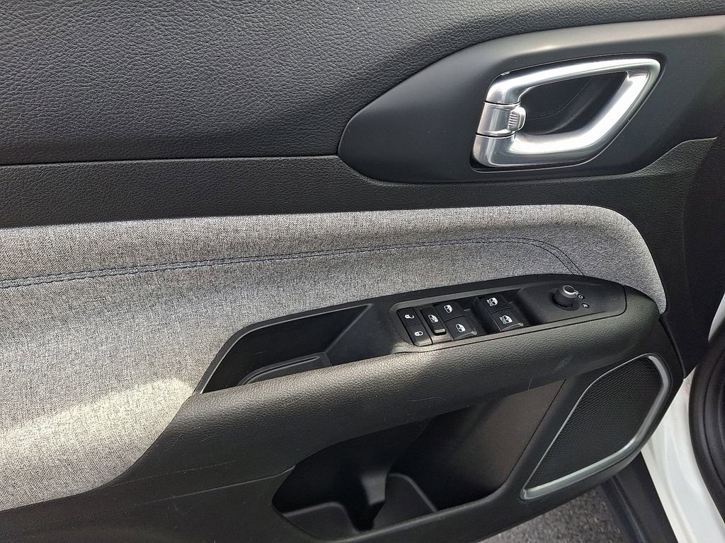 Used 2024 Jeep Compass Latitude image 12