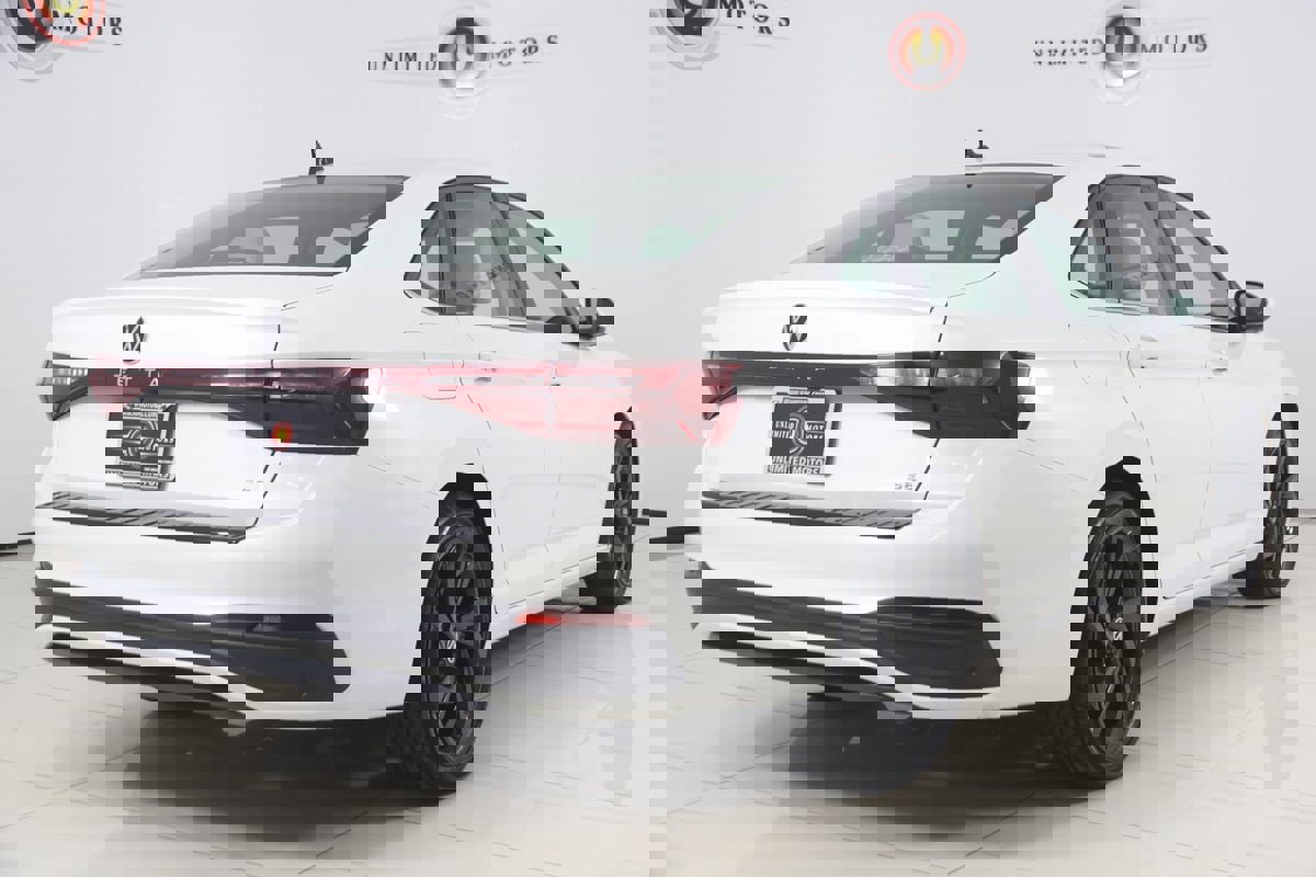 Used 2025 Volkswagen Jetta SE image 3