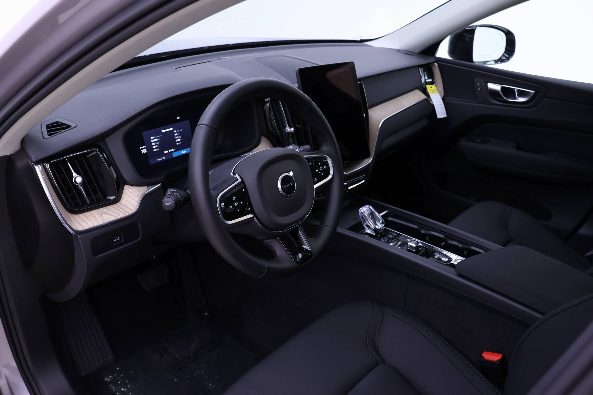 Certified 2026 Volvo XC60 B5 Plus w/ Protection Package Premier image 9