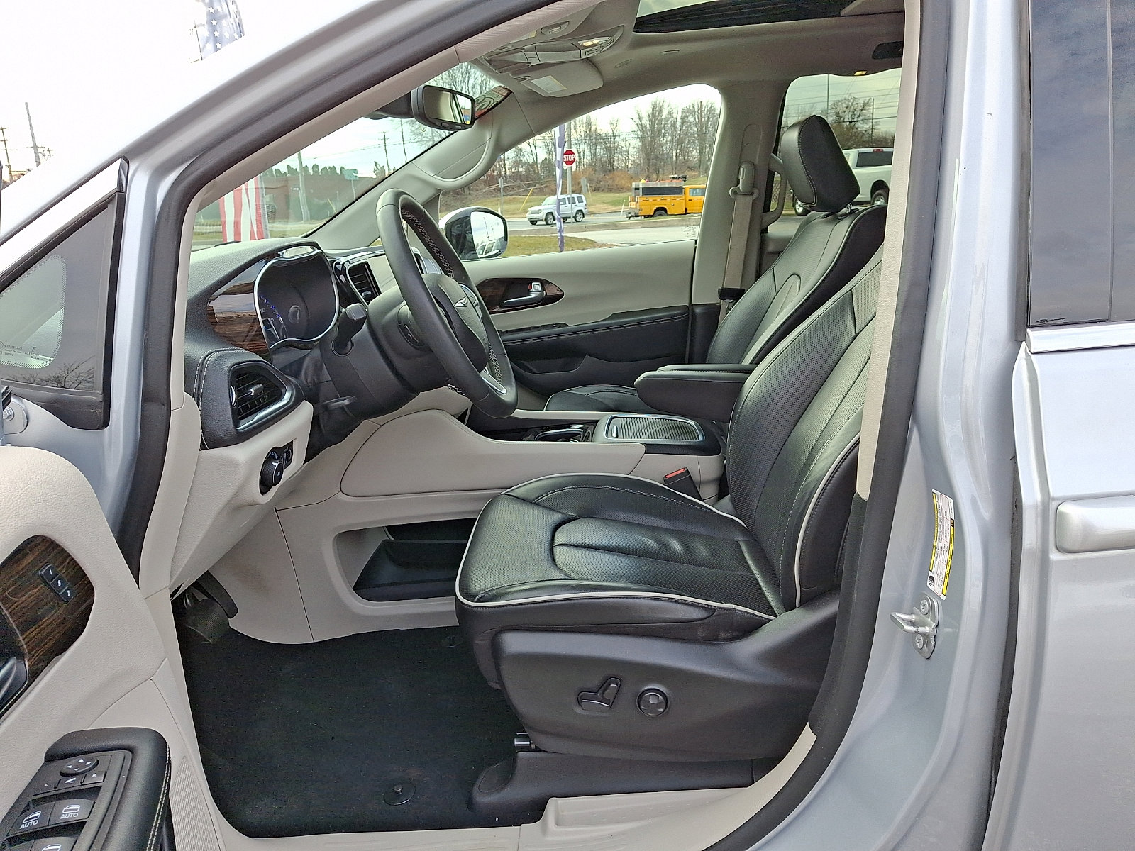 Used 2023 Chrysler Pacifica Limited image 15