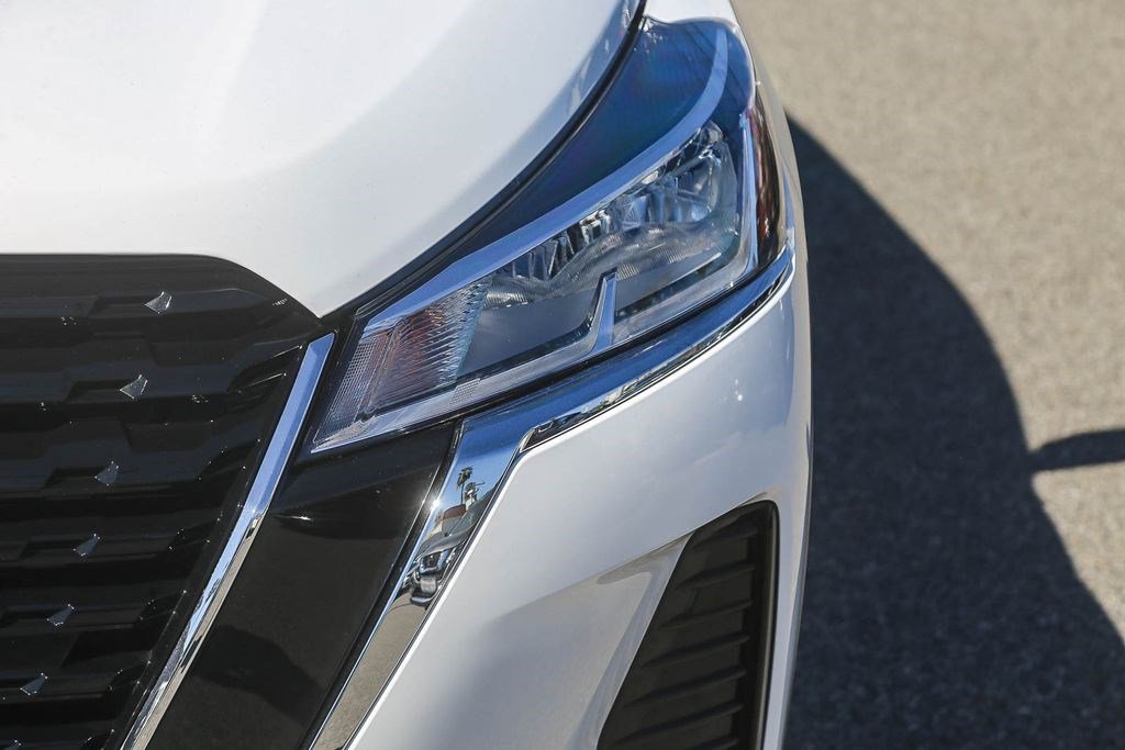 Certified 2025 Nissan Kicks Play S image 4