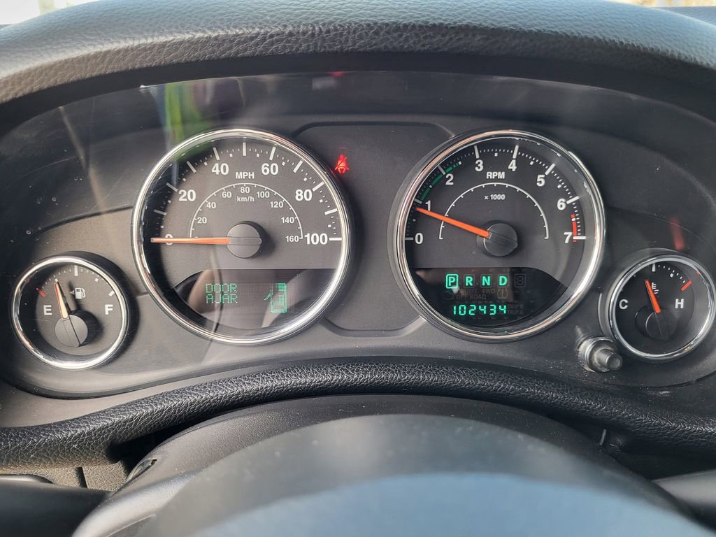 Used 2014 Jeep Wrangler Unlimited Rubicon w/ Connectivity Group image 18