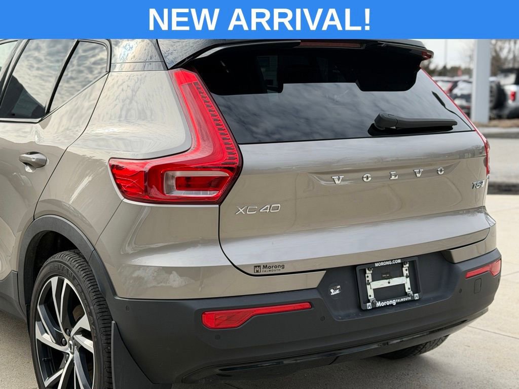 Used 2022 Volvo XC40 T5 R-Design w/ Advanced Package image 14