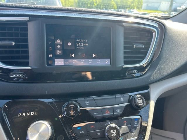 Used 2023 Chrysler Voyager LX FWD image 9
