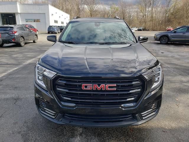 Used 2023 GMC Terrain SLE w/ Driver Convenience Package image 9