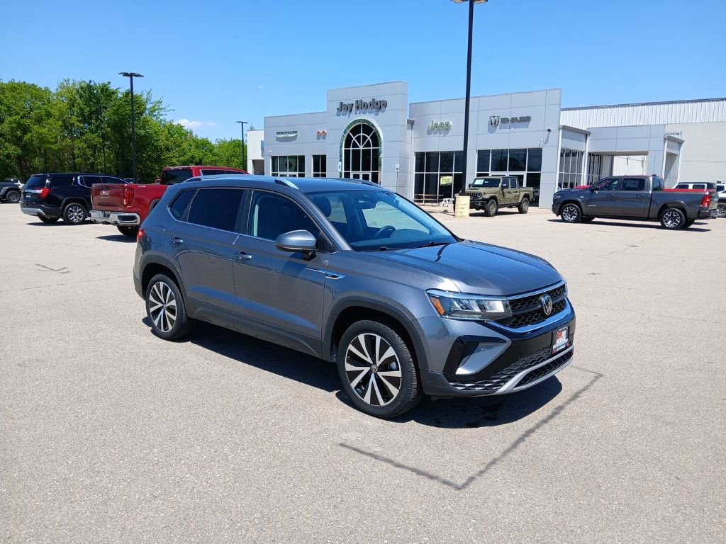 Used 2024 Volkswagen Taos SE image 2