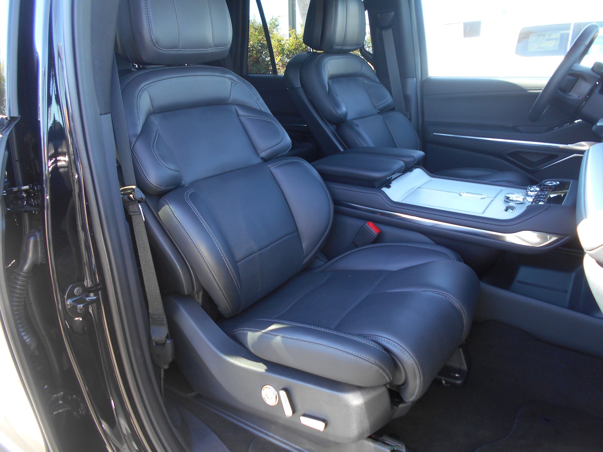 Used 2026 Lincoln Navigator Reserve w/ Jet Appearance Package AWD/4WD image 11