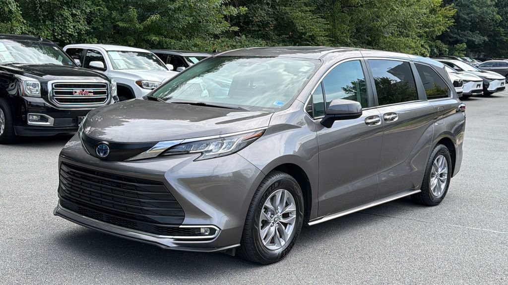 Used 2023 Toyota Sienna XLE AWD/4WD image 2