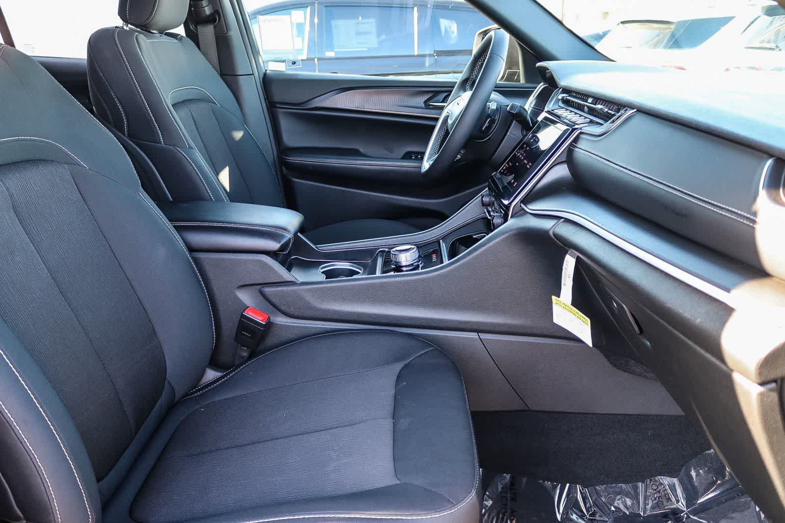 Used 2025 Jeep Grand Cherokee Laredo X RWD image 15