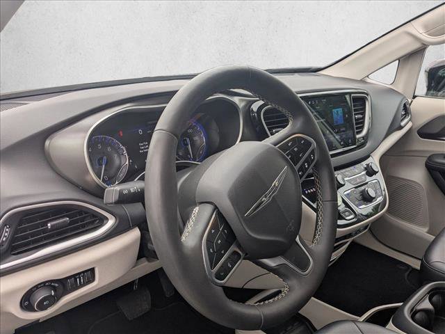 Used 2024 Chrysler Pacifica Touring-L FWD image 10