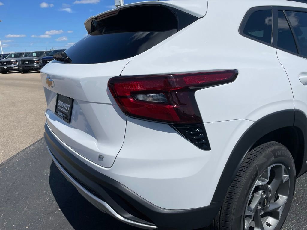 Used 2025 Chevrolet Trax LT FWD image 26