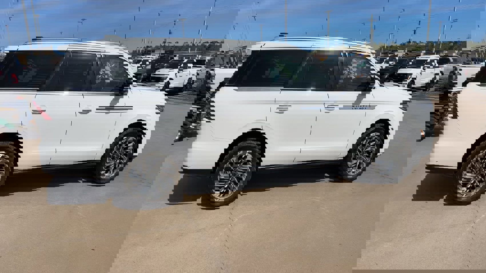 Used 2025 Lincoln Navigator Reserve image 9