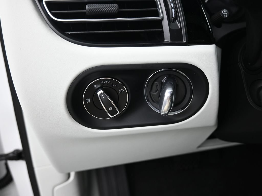 Certified 2025 Porsche Macan AWD/4WD image 11