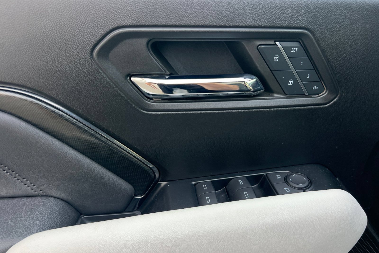 Used 2024 GMC Canyon AT4X w/ AT4X AEV Edition AWD/4WD image 8